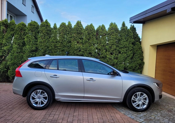 Volvo V60 Cross Country cena 61700 przebieg: 230000, rok produkcji 2018 z Opoczno małe 704
